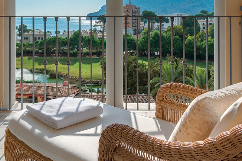 Rattanstuhl auf dem Blakon mit Blick über die Hotelanlage und auf's Mittelmeer.